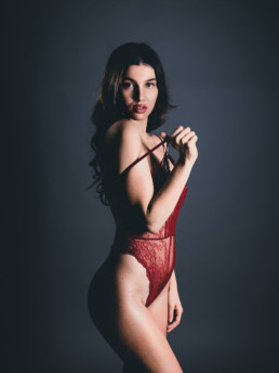 Portait femme en lingerie studio