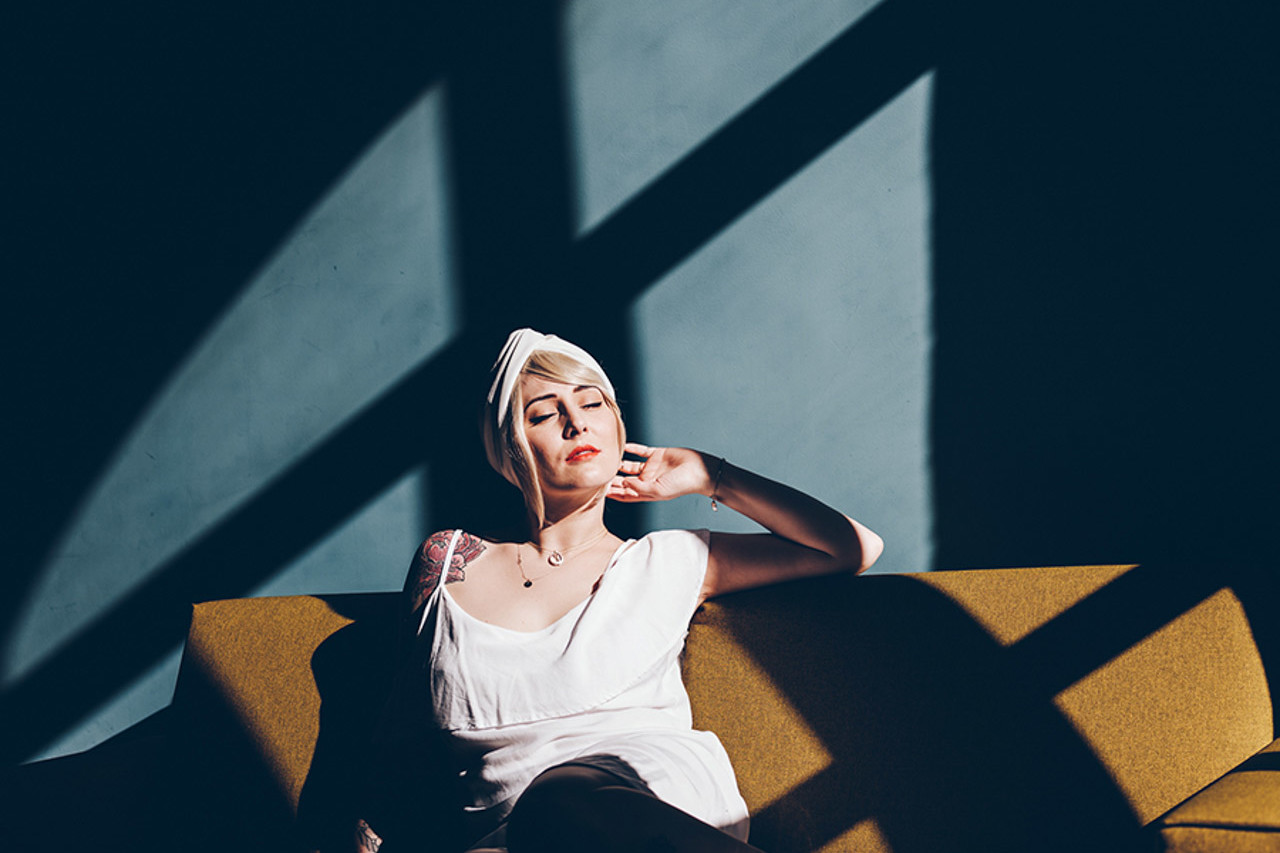 portrait femme en lumière naturelle par Ilan Dehé