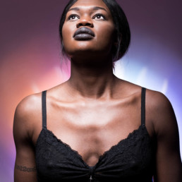 Portait d'une femme en studio avec néons