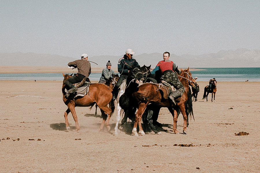 Cavaliers kirghizes dans la steppe