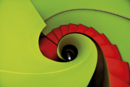 escaliers colorés par Éric Forey