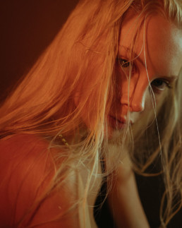 portrait d'une femme, lumière rouge par Grégory Tauziac