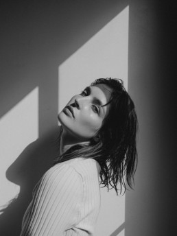 portrait en noir et blanc d'une femme