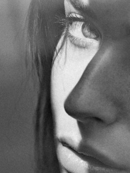 portrait en noir et blanc d'une femme