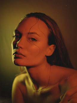 portrait d'une femme, lumière rouge