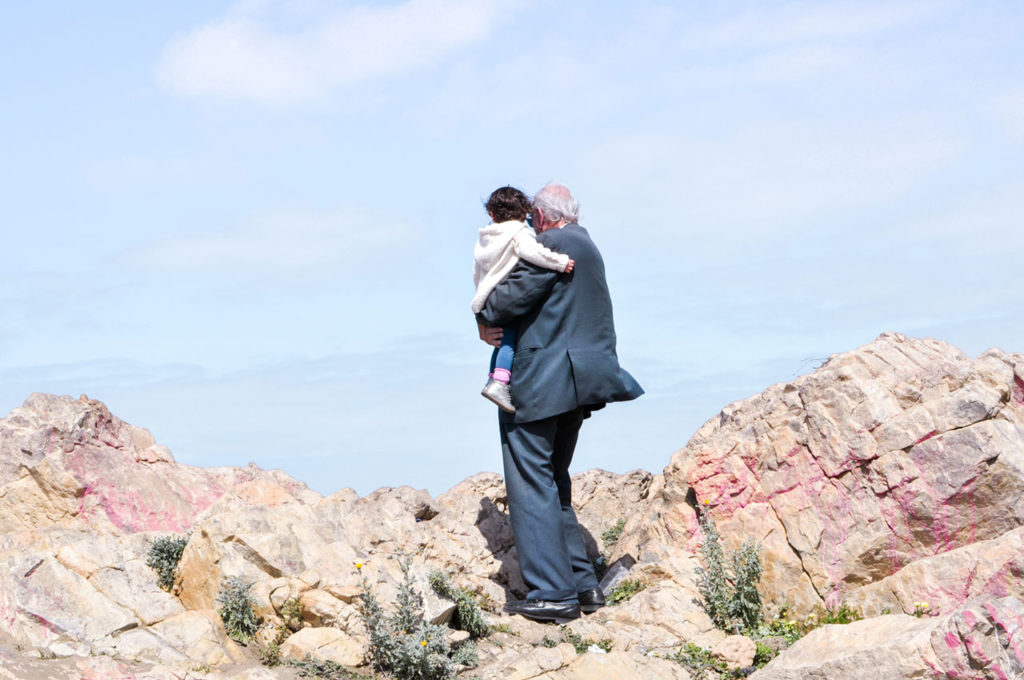 Un grand-père et sa petite-fille se promènent le long du bord de mer Casablancais, avec complicité et tendresse. Maroc