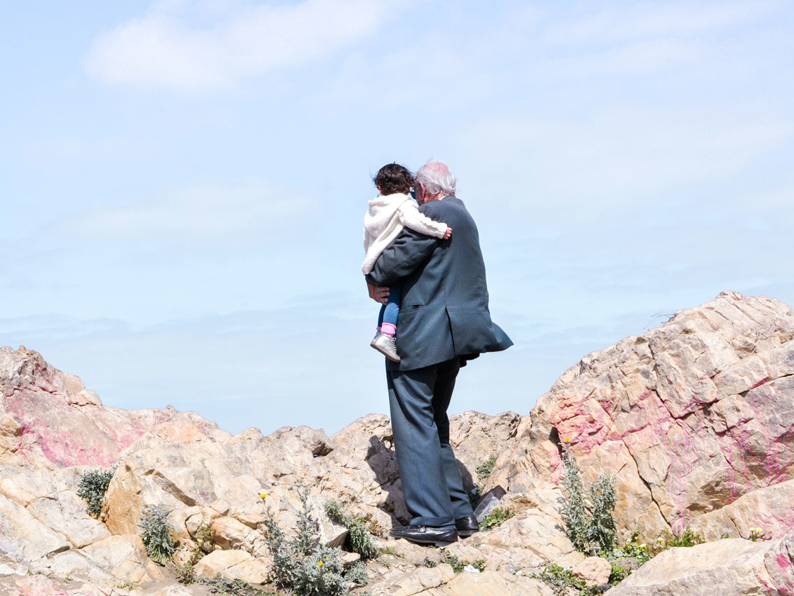 Un grand-père et sa petite-fille se promènent le long du bord de mer Casablancais, avec complicité et tendresse. Maroc