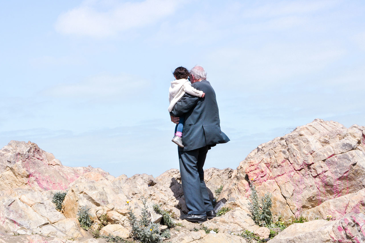 Un grand-père et sa petite-fille se promènent le long du bord de mer Casablancais, avec complicité et tendresse. Maroc
