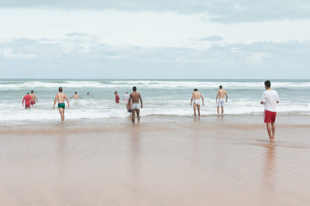 Après leur match, ces footballers marocains font un bain de mer.