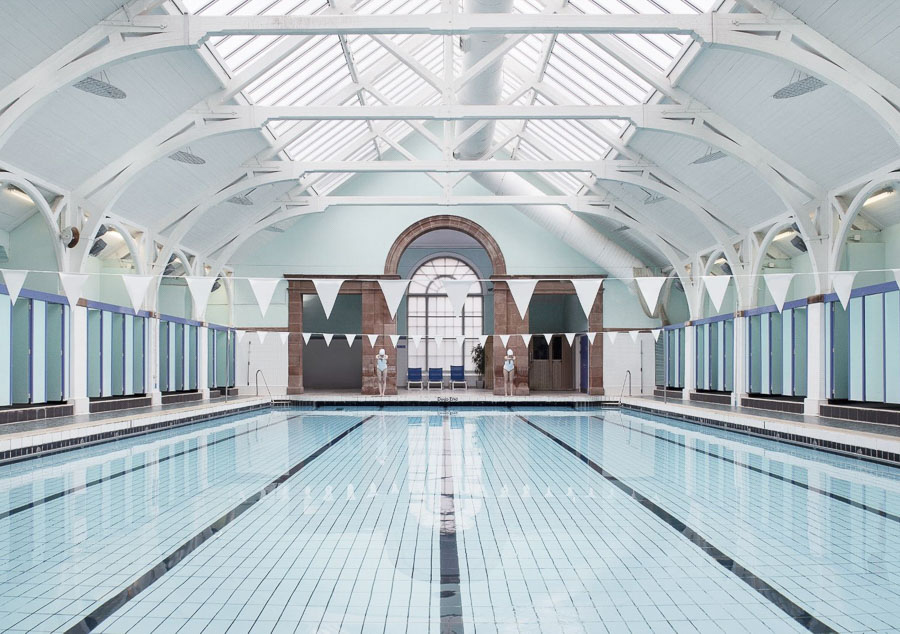 Poolside, des piscines d’exceptions photographiées par Soo Burnell