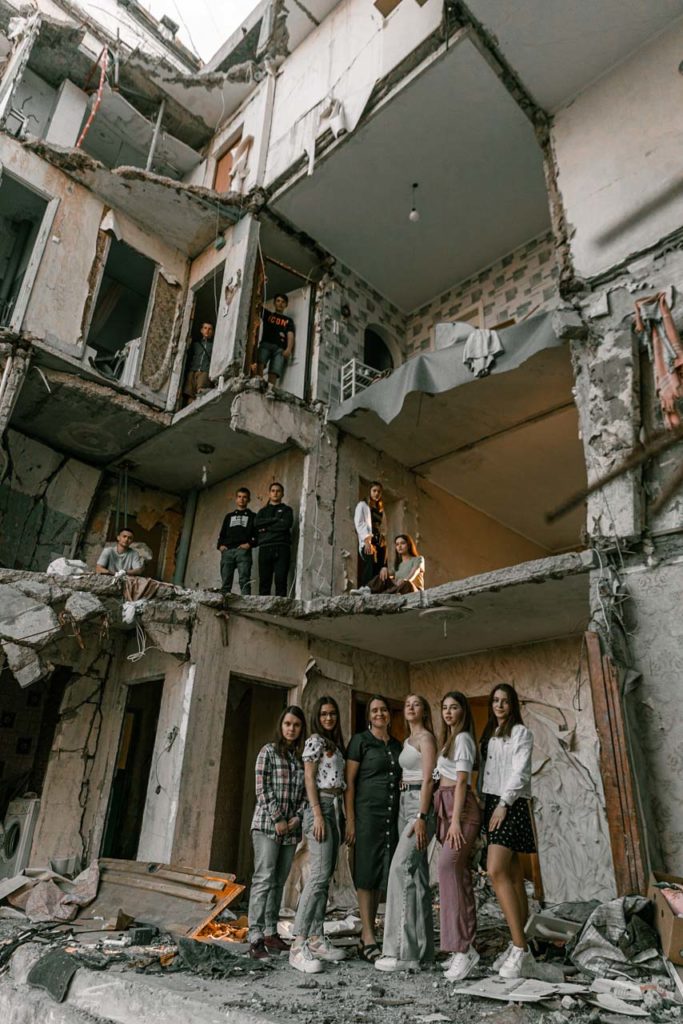 Remise de diplome en Ukraine dans les ruines causées par la guerre, photo Stanislav Senyk