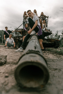 Remise de diplome en Ukraine dans les ruines causées par la guerre, photo Stanislav Senyk