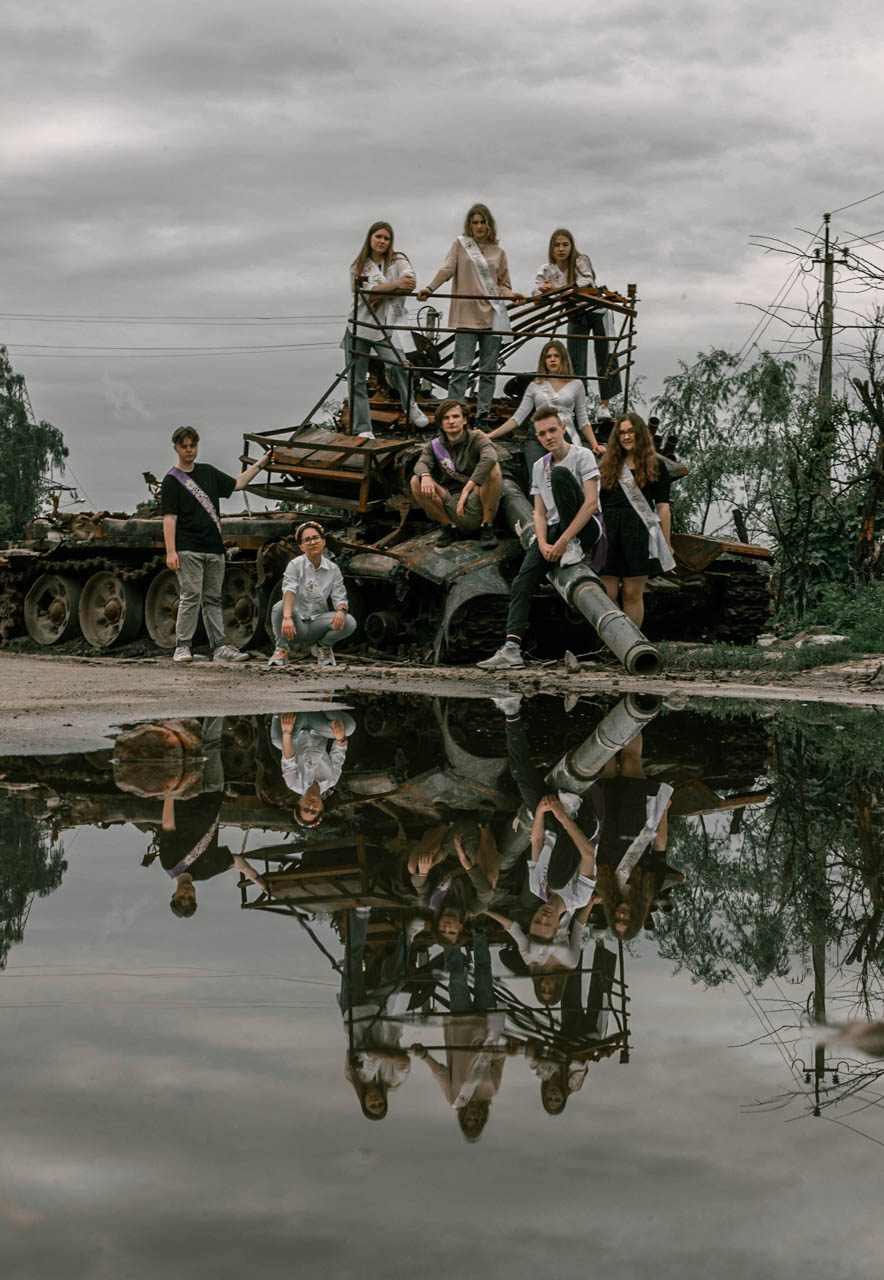 Remise de diplome en Ukraine dans les ruines causées par la guerre, photo Stanislav Senyk