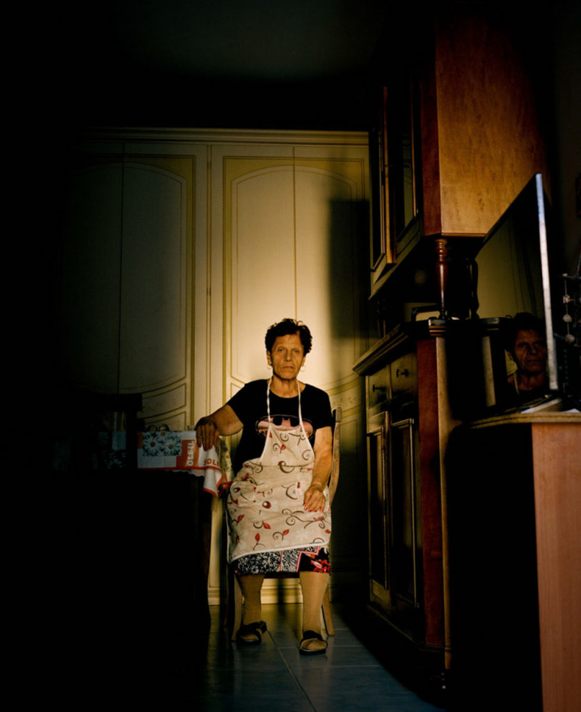 Mama dans sa cuisine à Naples par Sam Gregg