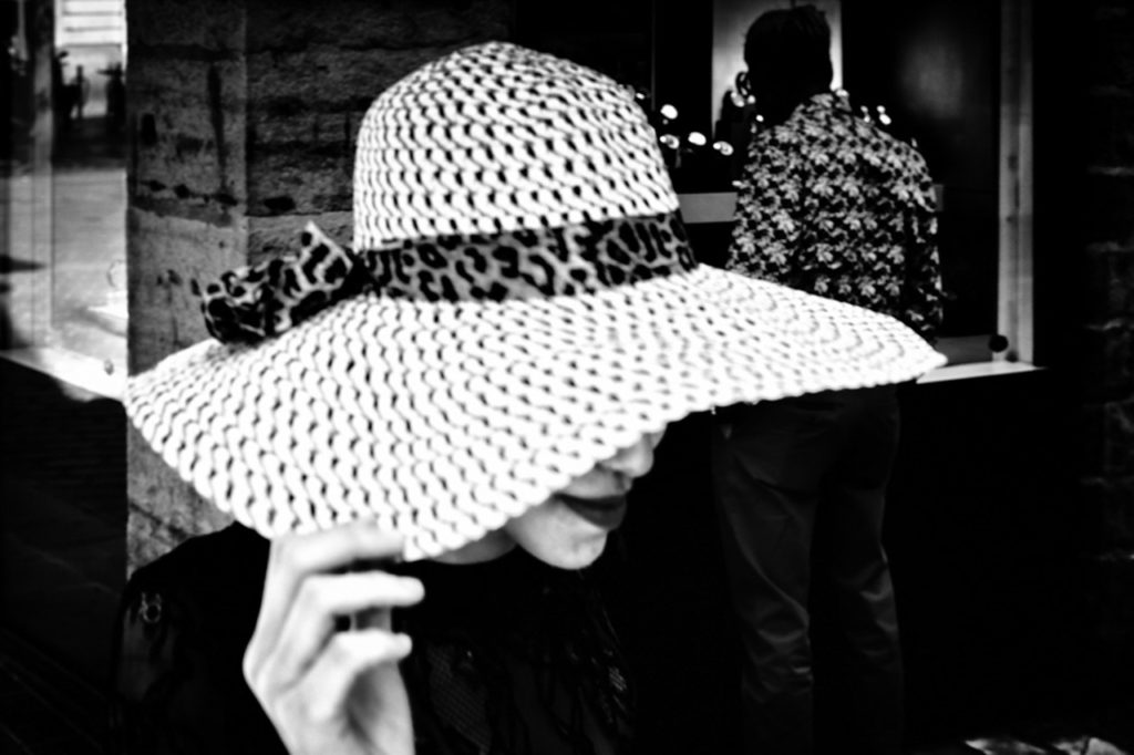 street photo en noir et blanc, dame avec un chapeau