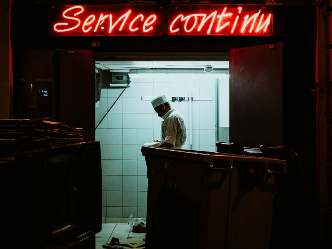 service continu, street photography néons