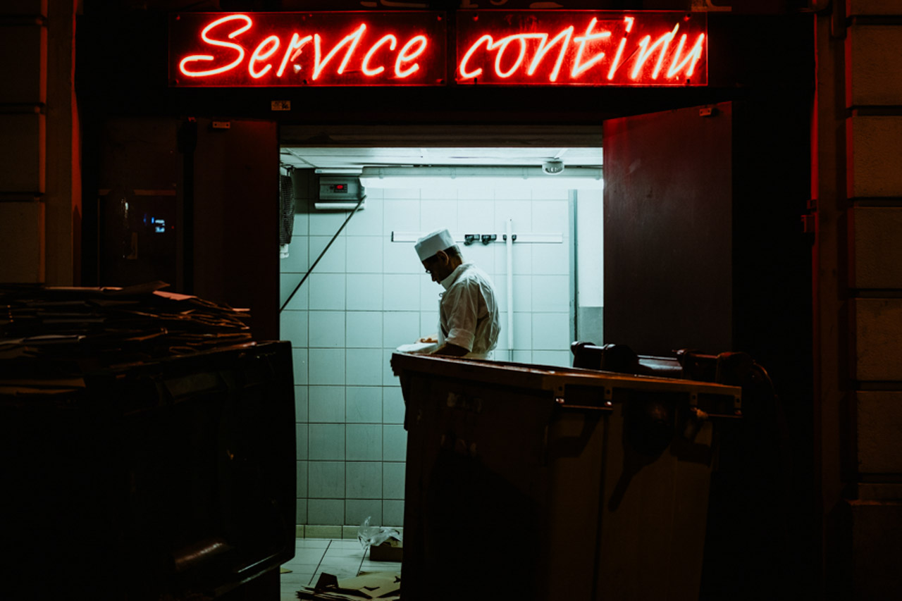 service continu, street photography néons