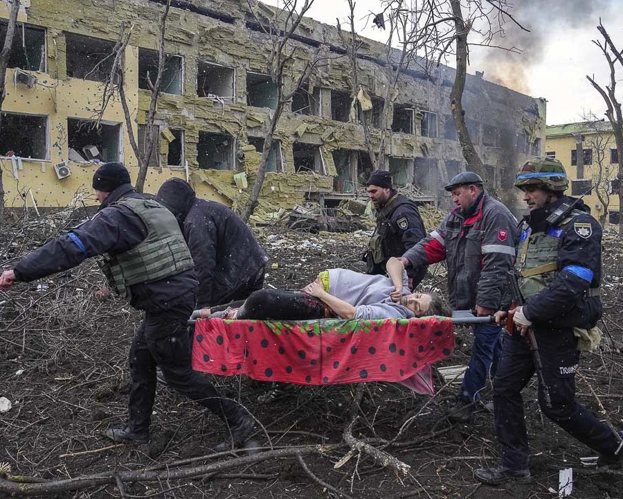 Photo de l'année 2023 World Press Photo of the Year Mariupol Maternity Hospital Airstrike Evgeniy Maloletka, Ukraine, Associated Press