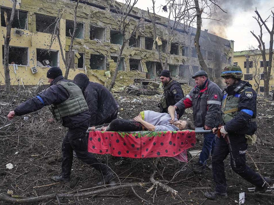 Photo de l'année 2023 World Press Photo of the Year Mariupol Maternity Hospital Airstrike Evgeniy Maloletka, Ukraine, Associated Press