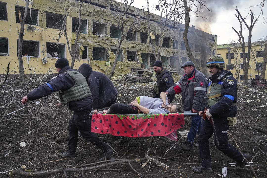 Photo de l'année 2023 World Press Photo of the Year Mariupol Maternity Hospital Airstrike Evgeniy Maloletka, Ukraine, Associated Press