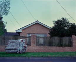 So Near, Sofa © The Rocketgirl Chronicles d’Andrew Rovenko