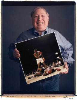 Neil Leifer avec sa photo de Ali vs Liston par Tim Mantoani