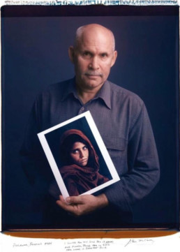 Steve McCurry © Tim Mantoani Steve McCurry tient une photo qu’il a prise en 1984 d’une jeune fille de Peshawar au Pakistan. « J’ai cherché cette fille pendant 17 ans et je l’ai enfin retrouvé en 2002. Son nom est Sharbat Gula »