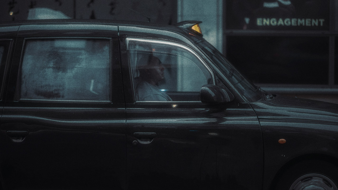 street photography / photographie de rue de chris tzoannou voiture noire