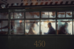 photographie de rue de chris tzoannou dans un train