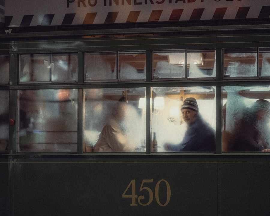 photographie de rue de chris tzoannou dans un train