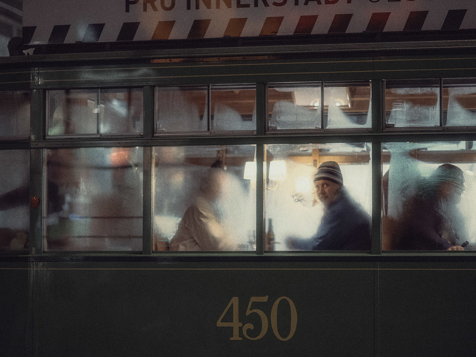 photographie de rue de chris tzoannou dans un train