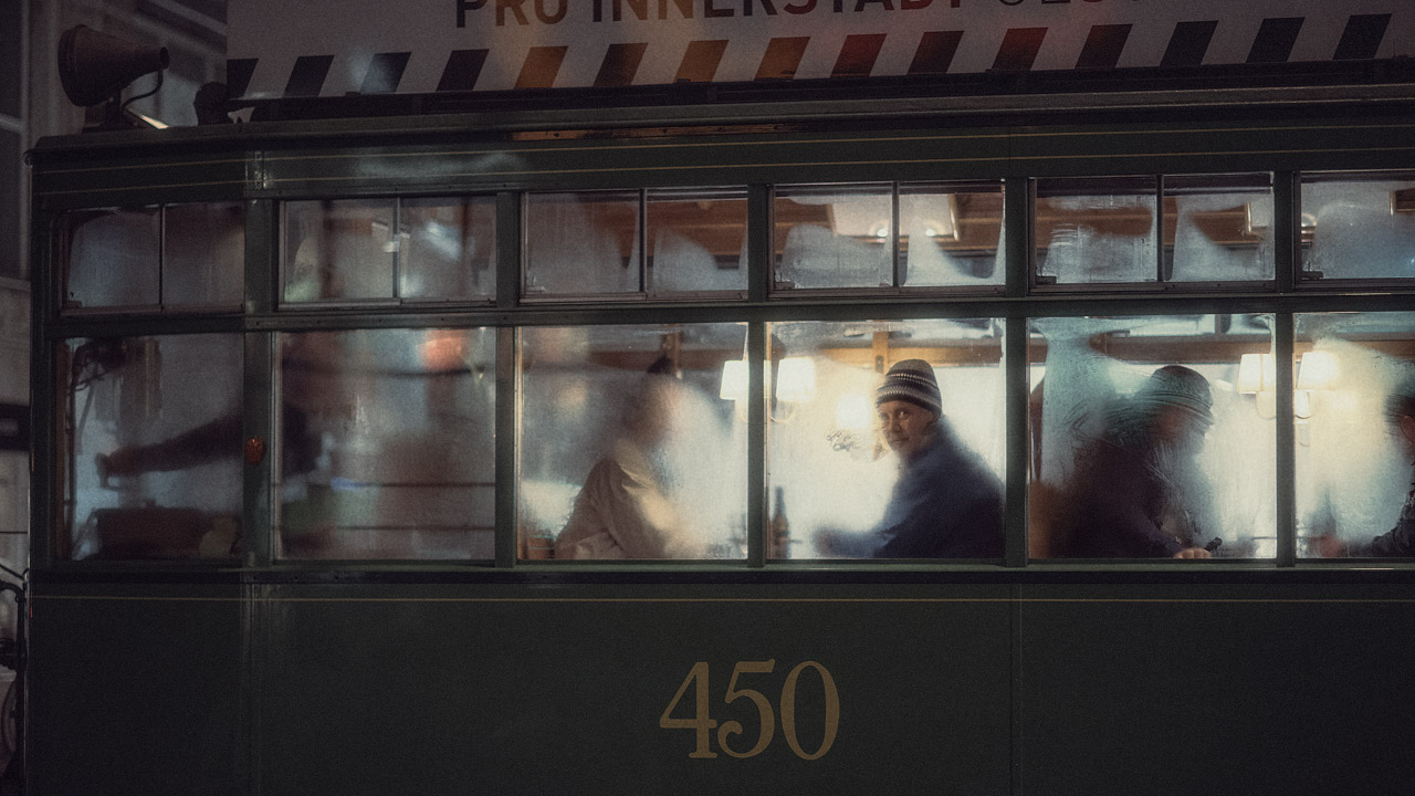 photographie de rue de chris tzoannou dans un train