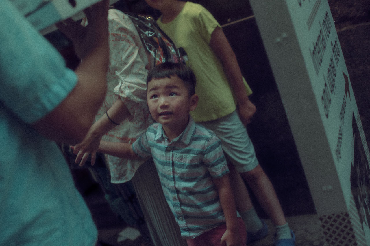 photographie de rue de chris tzoannou enfant