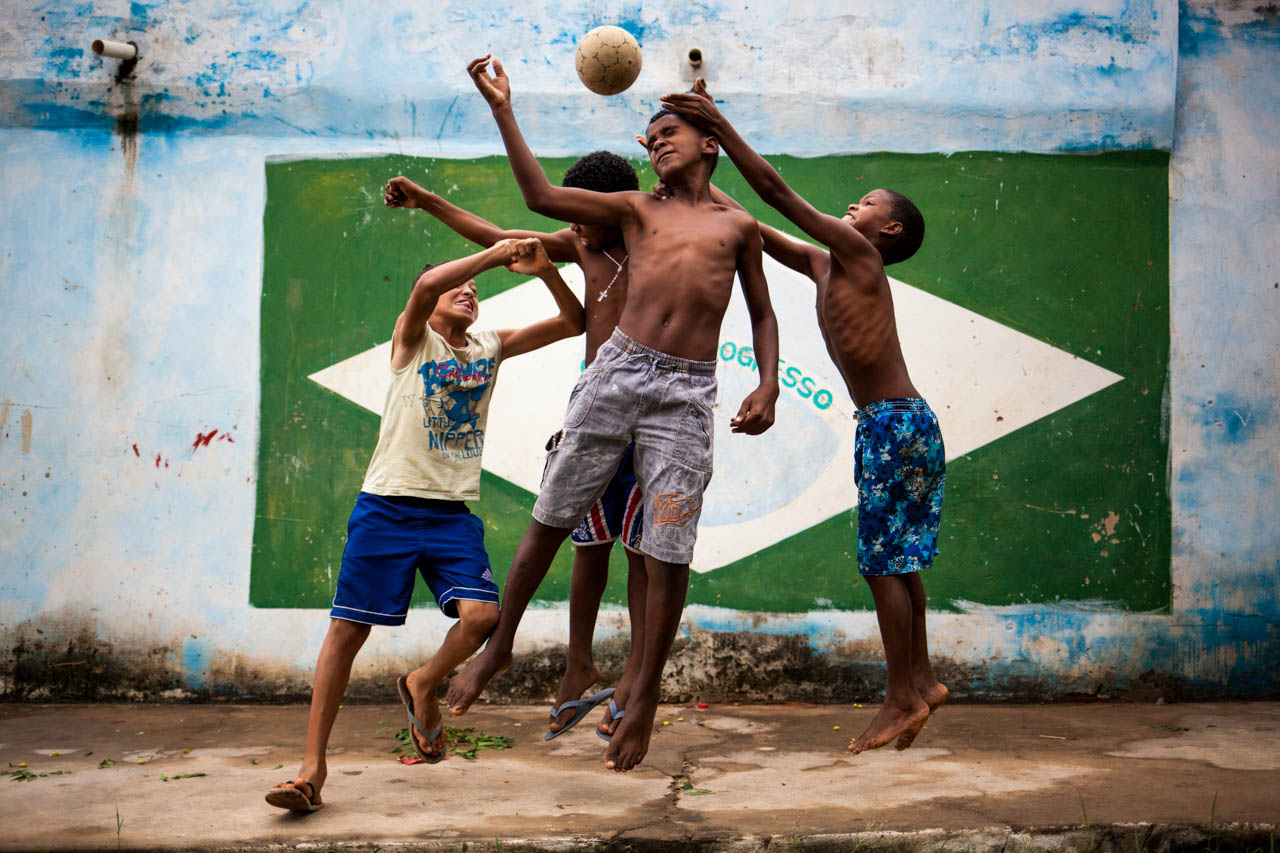 des enfants jouent au football photographie de Samuel Macedo