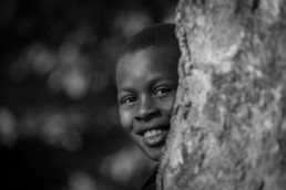 portrait en noir et blanc d'un jeune enfant au Brésil par Samuel Macedo