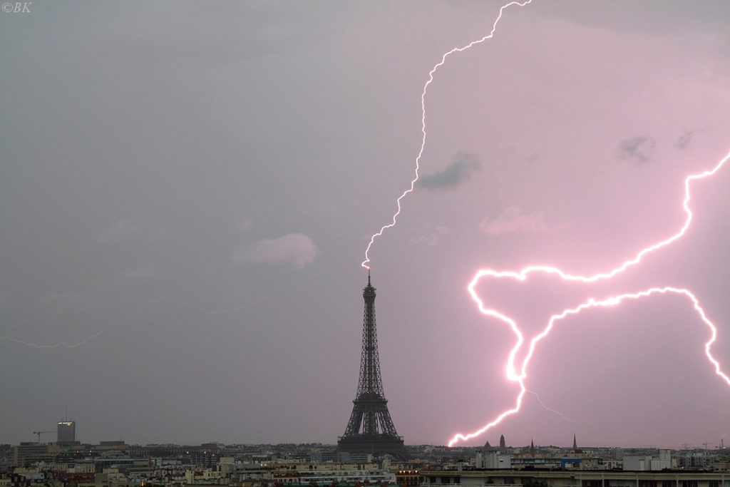 Impact sur la tour Eiffel pendant un violent orange Macrophotographie pissenlit <yoastmark class=
