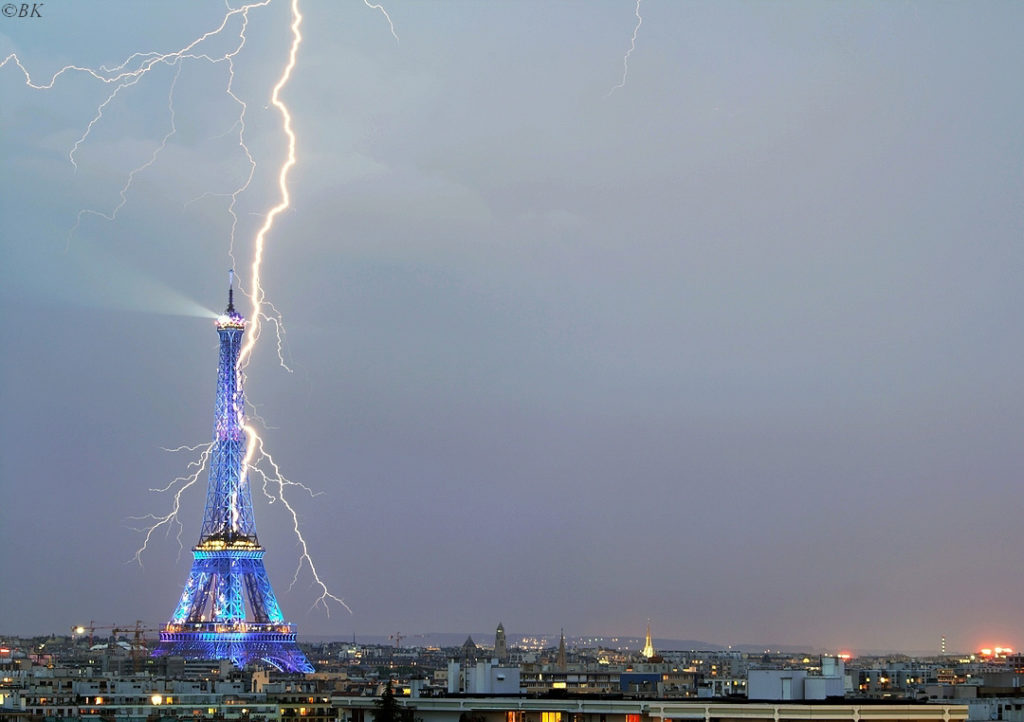 Tour Eiffel touchée par la foudre <yoastmark class=