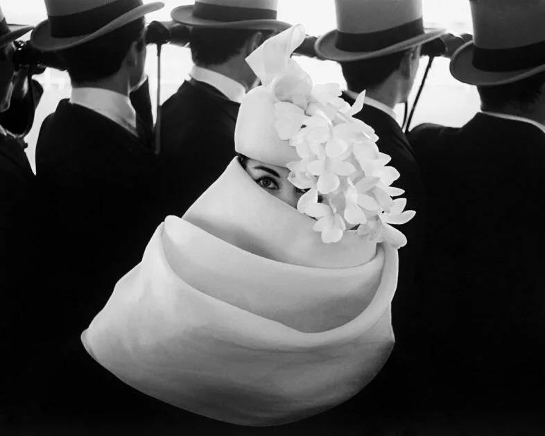 Chapeau Givenchy, Paris, pour Jardin des Modes, 1958, © Studio Frank Horvat, Boulogne-Billancourt