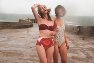 Filles, pluie, maillot, Biarritz © Claude Nori