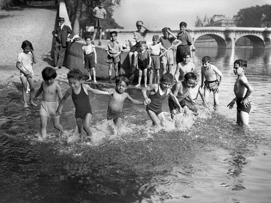 Guerre 1939-1945. Enfants se baignant dans la Seine. Paris, 11 juillet 1941.