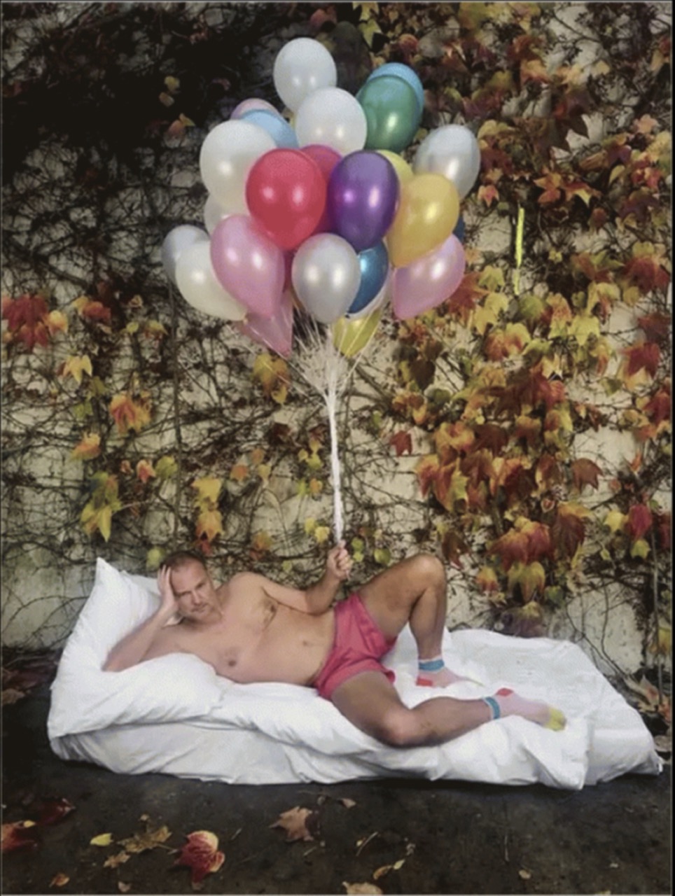 exposition photo paris décembre 2023 Self-Portrait with pink shorts and balloons, Paris 2017 - Juergen Teller (© Juergen Teller, all rights reserved)