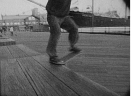 Ari Marcopoulos Brown Bag, 1994/2020 Film 8 mm en noir et blanc, sonore 7'21'' Edition 1/3 Collection Musée d'Art Moderne de Paris © Film still, courtesy of the artist and galerie frank elbaz, Paris