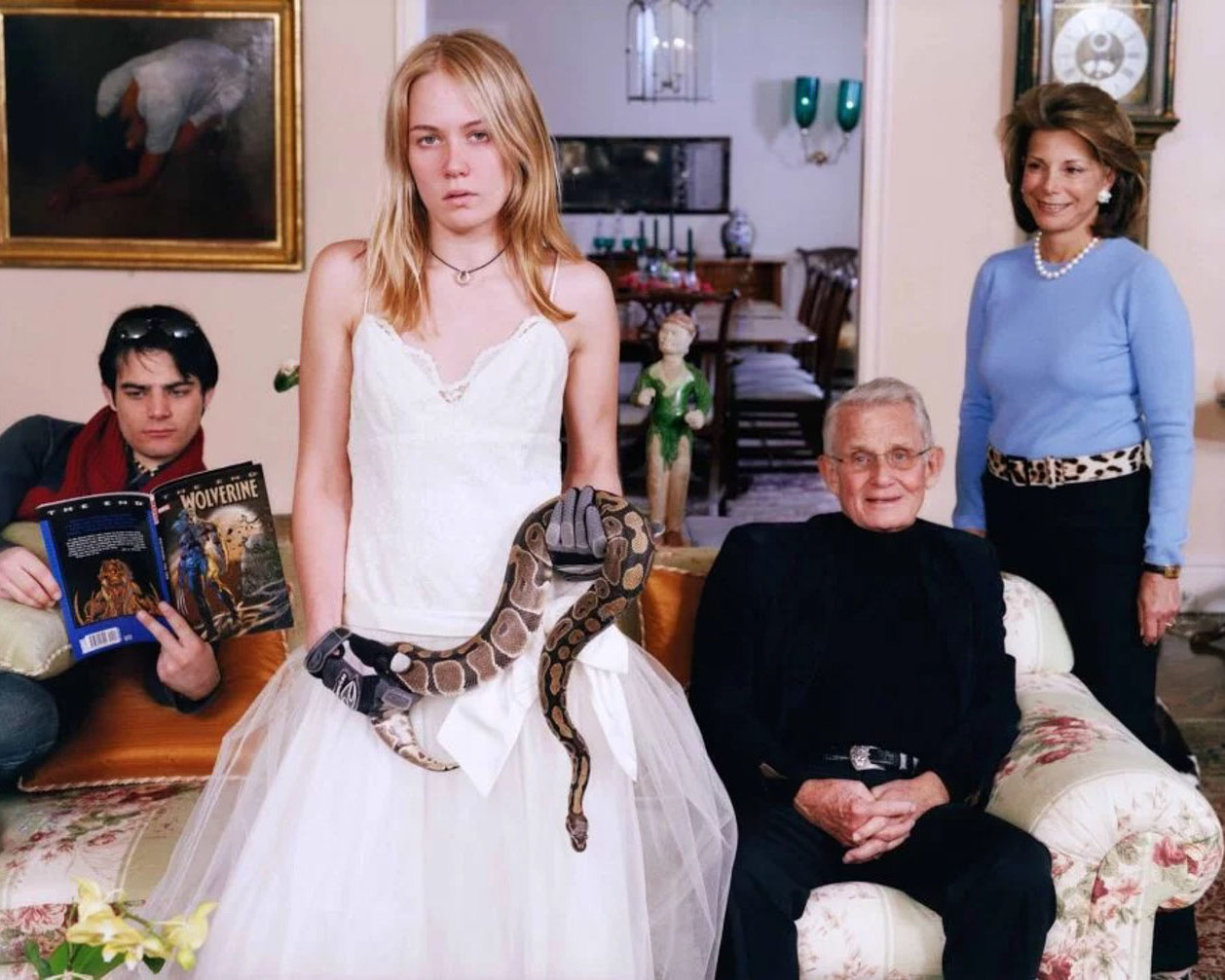 Tina Barney Family Commission With Snake (Close-Up), 2007 © Tina Barney, courtesy Kasmin, New York exposition photo septembre 2024