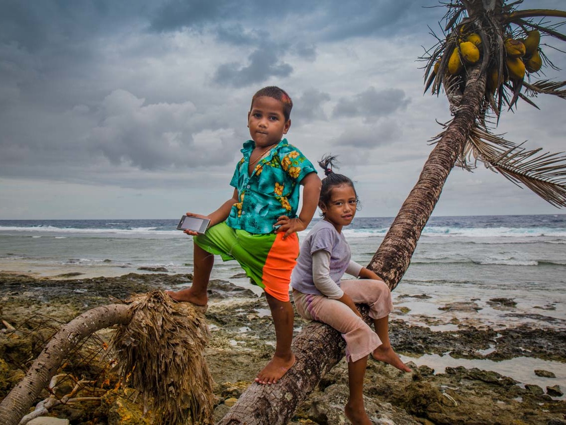 © Sarah Fretwell illustre les conséquences du changement climatique et de la montée des eaux sur les atolls du Pacifique