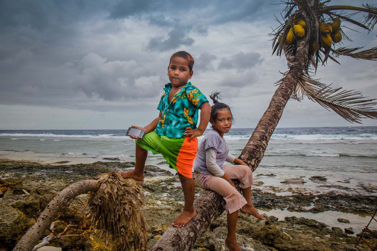 © Sarah Fretwell illustre les conséquences du changement climatique et de la montée des eaux sur les atolls du Pacifique