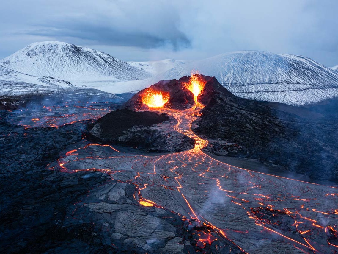 Eruption sous les neiges, Islande © Thomas Birbaum, lauréat du premier prix de l'édition 2025