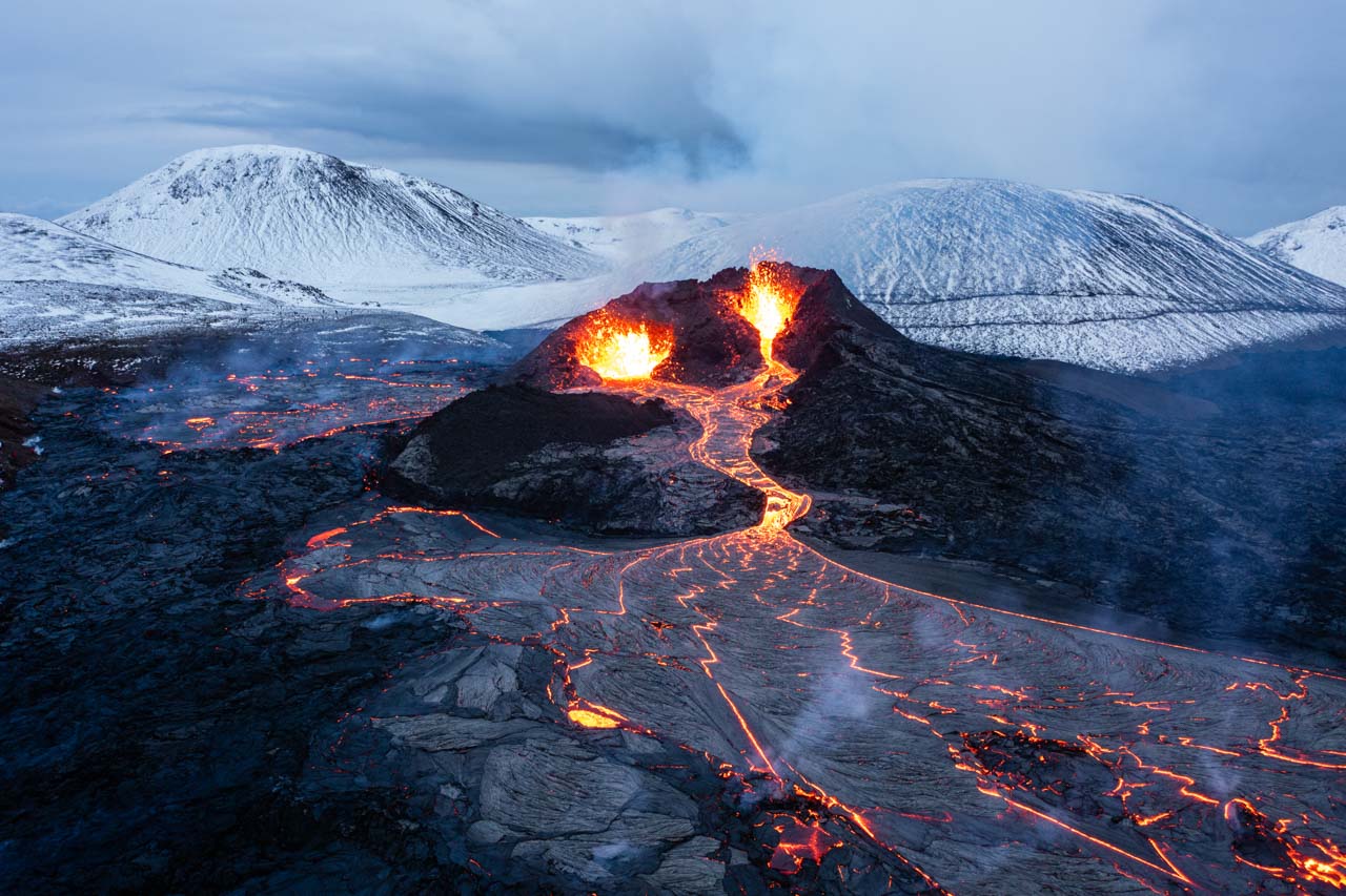 Eruption sous les neiges, Islande © Thomas Birbaum, lauréat du premier prix de l'édition 2025