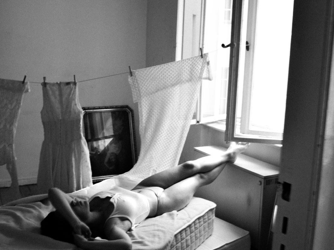 photos en noir et blanc d'une femme allongée sur un lit photographie de maria Jatzlau