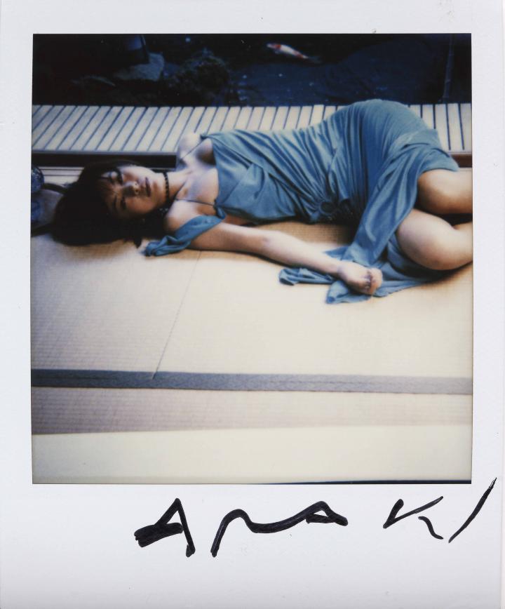 Araki Nobuyoshi Sans titre 1997 – 2024 © Nobuyoshi Araki © Musee Guimet Paris Nicolas Fussler photographe. exposition Polaraki Mille polaroids d'Araki Nobuyoshi octobre 2025