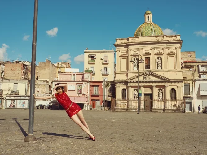 Kourtney Roy, Failed postcards of Napoli, Piazza Mercato, Tirage jet d'encre baryté contrecollé sur aluminium, 2025